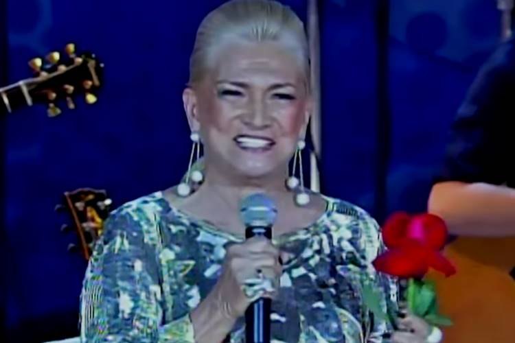Eliana presta homenagem a Hebe Camargo no Teleton