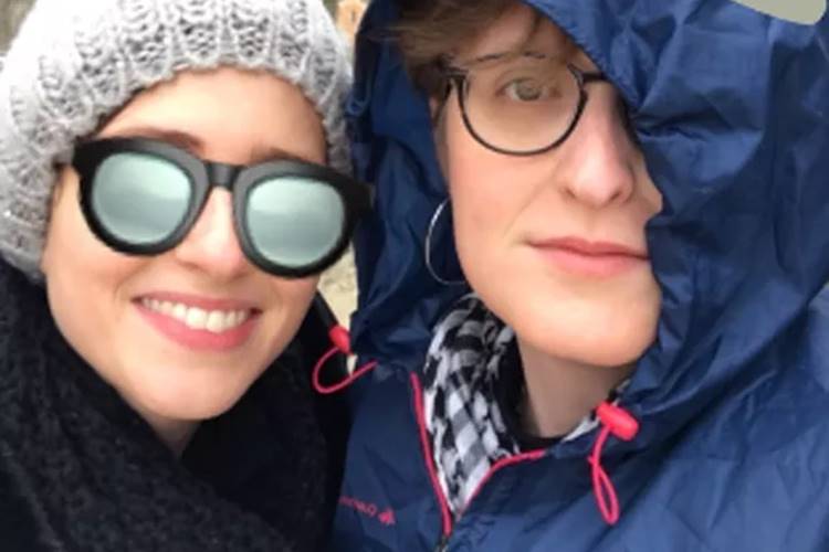 Carol Duarte publica rara foto com a namorada na Itália