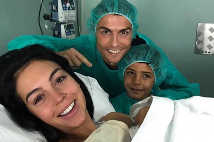 Cristiano Ronaldo com Georgina Rodriguez e os filhos (Reprodução/Instagram)