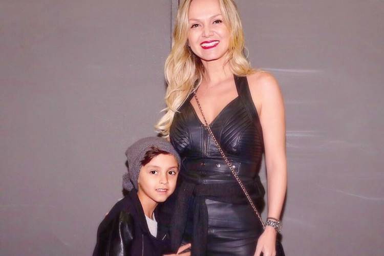 Eliana leva Arthur para curtir show de Bruno Mars