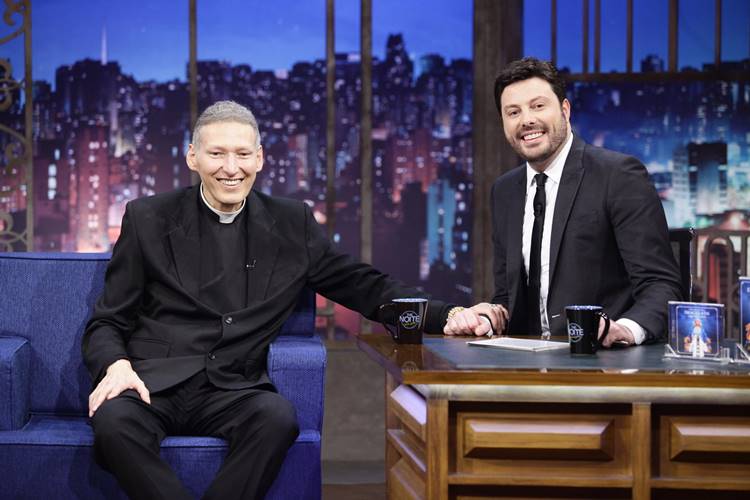 Padre Marcelo Rossi e Danilo Gentili (Gabriel Cardoso/SBT)