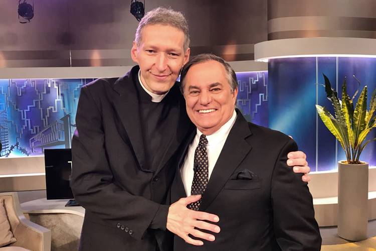 Ronnie Von recebe Padre Marcelo Rossi no ‘Todo Seu’