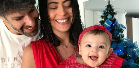 Carol Castro com a filha e o marido/Instagram