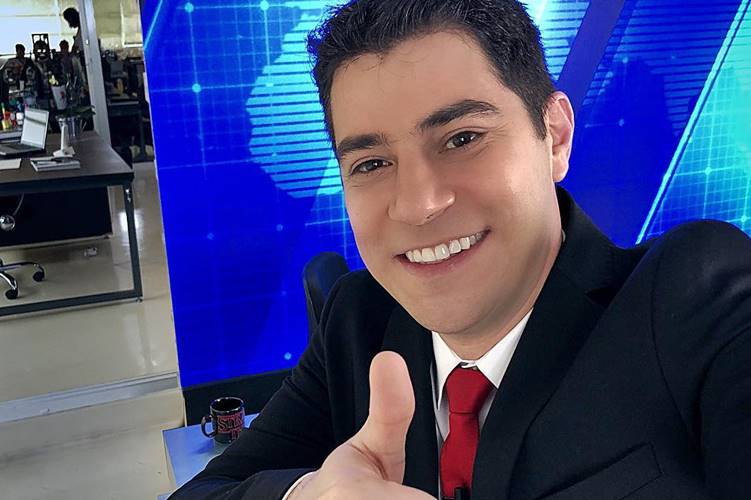 Evaristo Costa publica foto em estúdio