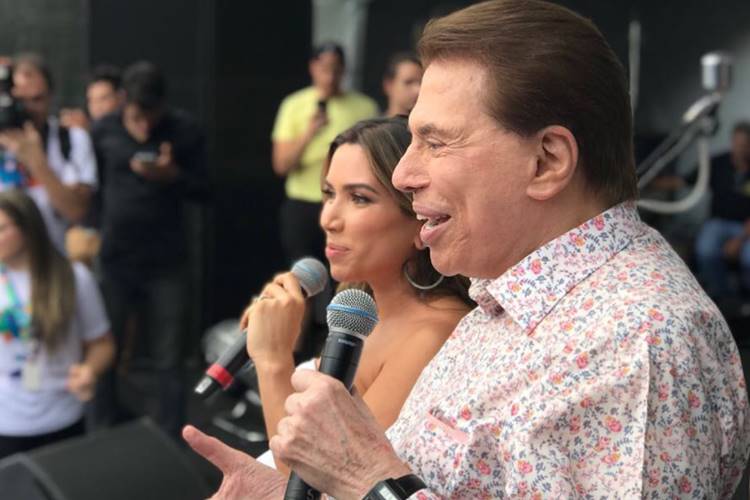 Silvio Santos aparece de surpresa em festa do SBT e fala das demissões