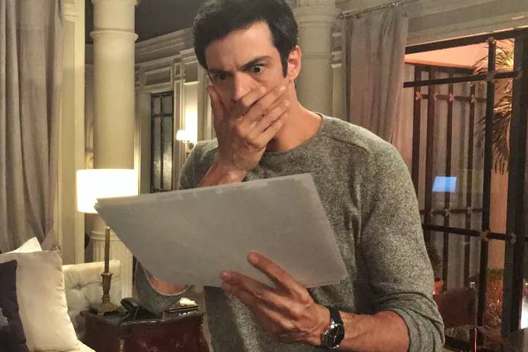 Pega Pega - Eric fica surpreso com as fotos Pega Pega - Eric fica surpreso com as fotos (Reprodução/TV Globo)