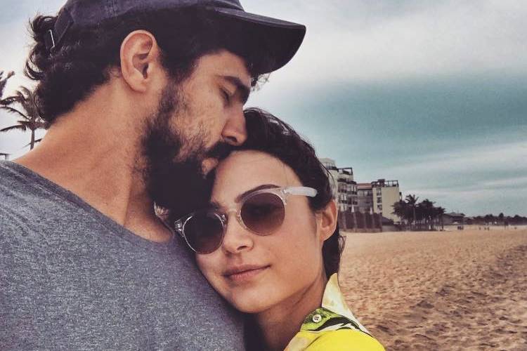 Thaila Ayala faz homenagem de aniversário ao namorado Renato Góes