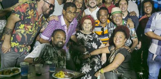 Sambistas fazem homenagem para Arlindo Cruz (Globo/ Rafael Campos)