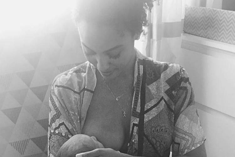 Sheron Menezzes publica foto amamentando o filho