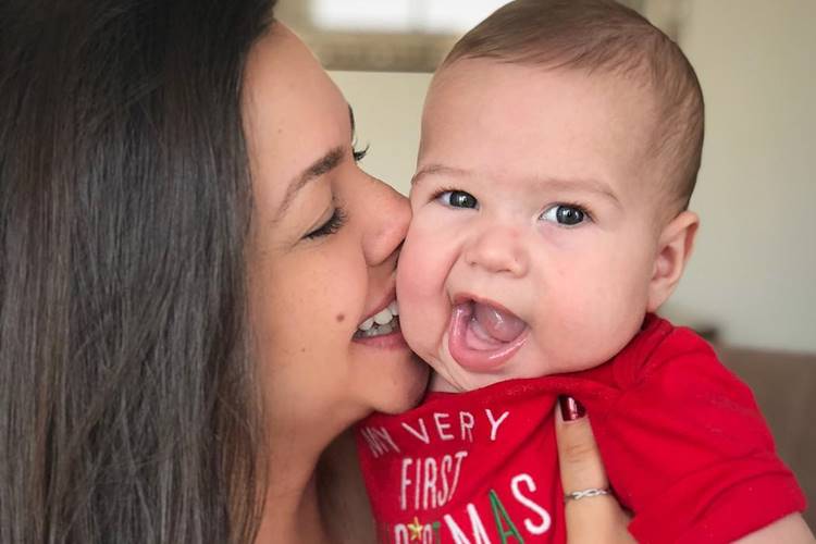 Thaís Fersoza celebra 5 meses de Teodoro