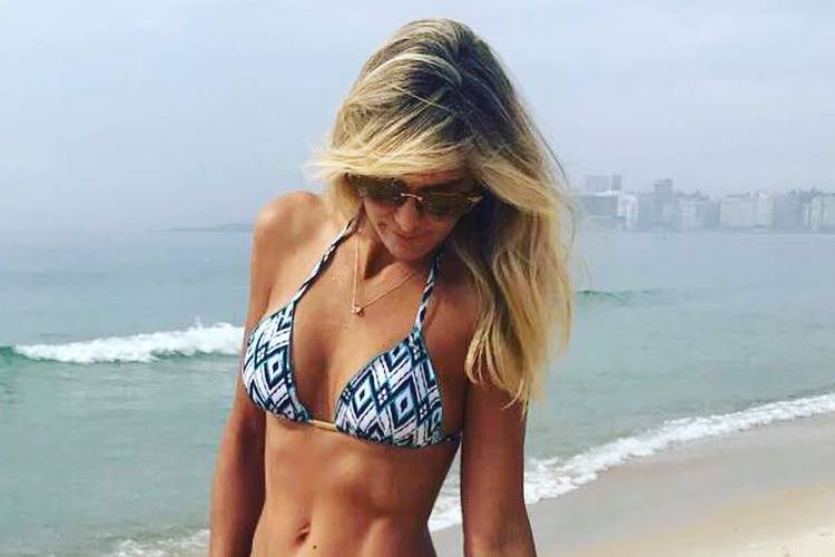 De biquíni, Ticiane Pinheiro exibe boa forma e recebe elogios