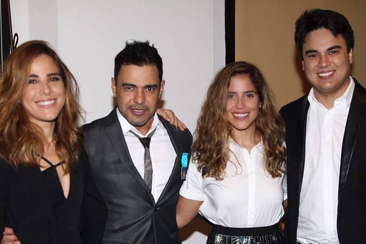 Zezé Di Camargo recebe medalha de honra ao mérito da Policia Militar