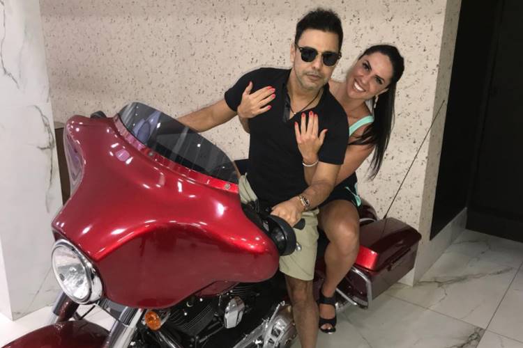 Após passar Natal com as filhas, Zezé Di Camargo leva Graciele Lacerda para passear de moto em Goiânia
