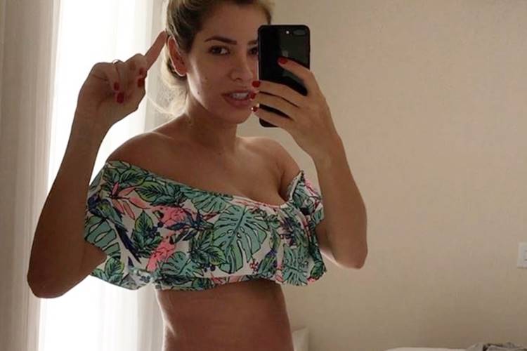 Ex-BBB Adriana Sant’Anna tira cinta e exibe barriga após parto