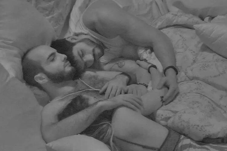 BBB18 - Lucas e Paula dormem abraçados a Mahmoud BBB18 - Lucas e Paula dormem abraçados a Mahmoud (Reprodução/TV Globo)