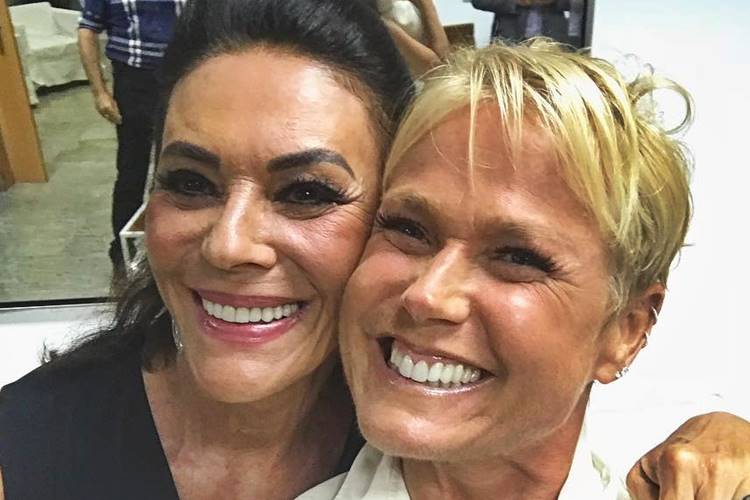 Xuxa posa abraçada com a ex-sogra