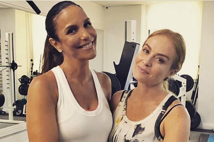 Angélica posta foto com Ivete Sangalo exibindo o barrigão