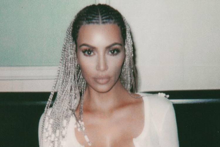 De tranças, Kim Kardashian posta click de topless e recebe críticas