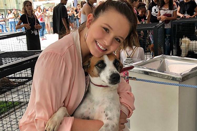Larissa Manoela adota cachorrinha e compartilha fotos em rede social