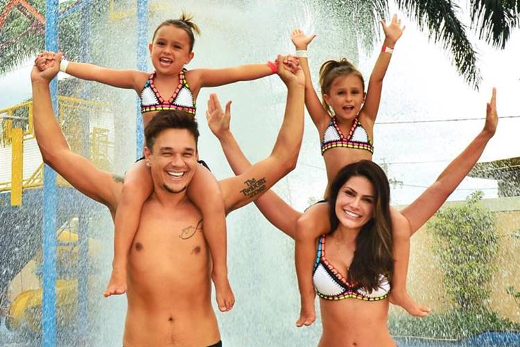 Leandro e Natália Guimarães curtem férias com as filhas