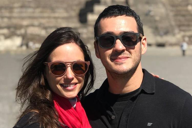 Marcos Veras e Rosane Mulholland posam em clima de romance no México
