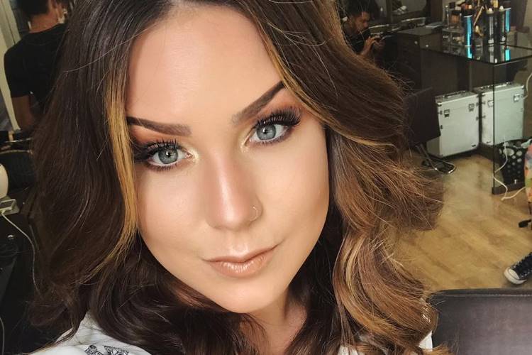 Ex-BBB Cacau exibe novo visual com preenchimento labial – Veja!