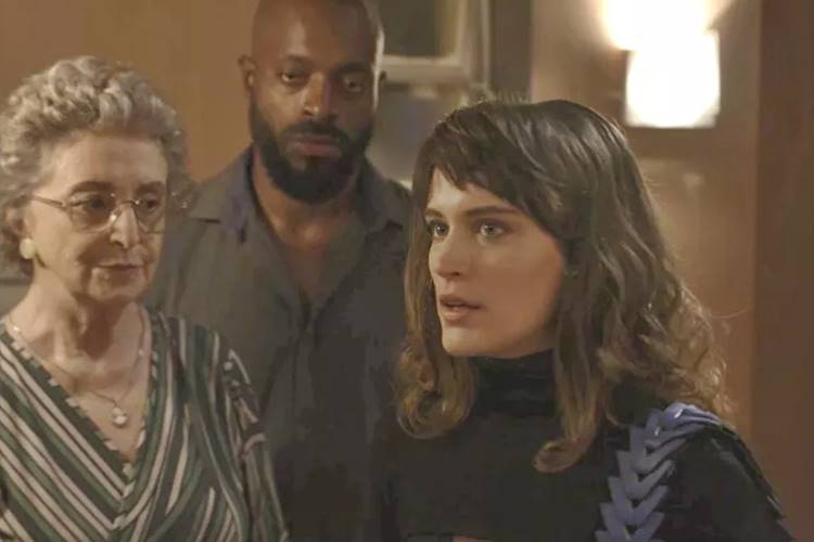 O Outro Lado do Paraíso - Adinéia flagra Samuel O Outro Lado do Paraíso - Adinéia flagra Samuel (Reprodução/TV Globo)