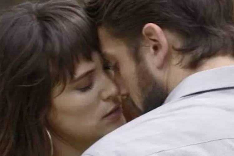 O Outro Lado do Paraíso - Clara e Renato O Outro Lado do Paraíso - Clara e Renato (Reprodução/TV Globo)