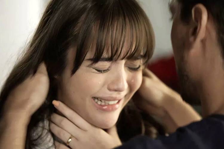 O Outro Lado do Paraiso - Laura chora O Outro Lado do Paraiso - Laura chora (Reprodução/TV Globo)