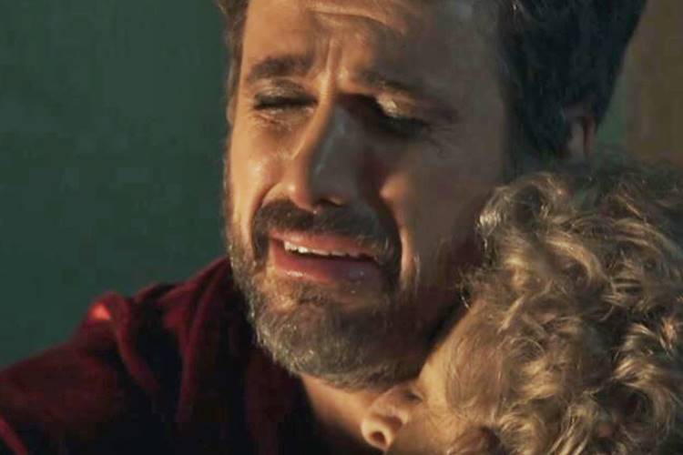 O Outro Lado do Paraíso - Samuel com a mãe O Outro Lado do Paraíso - Samuel com a mãe (Reprodução/TV Globo)