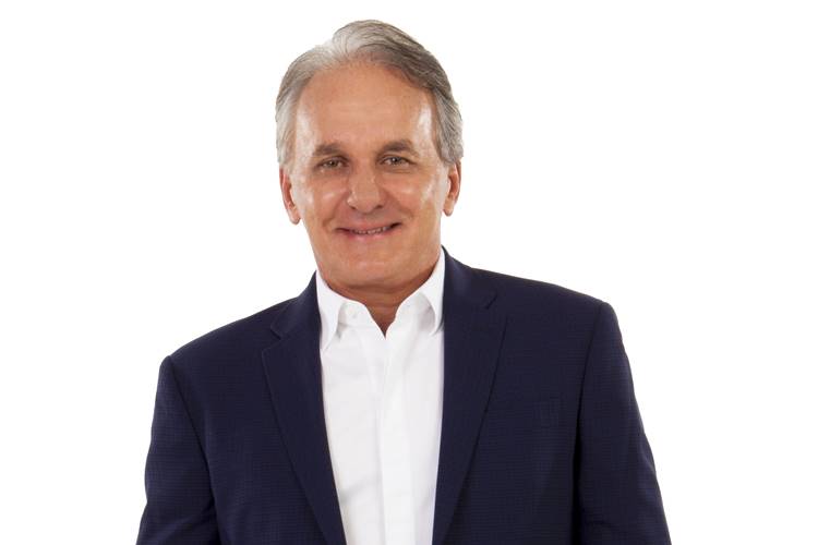 Otávio Mesquita assina renovação de contrato com o SBT