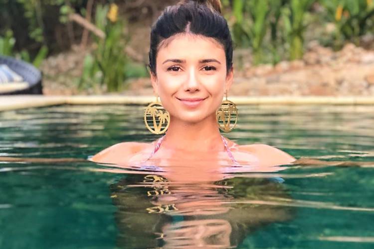 Paula Fernandes exibe corpão nas Maldivas