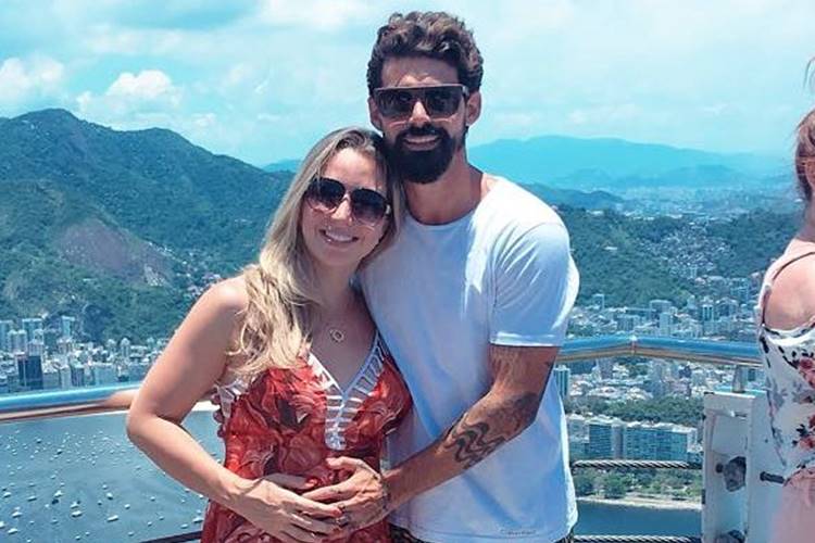 Envolvido em polêmica, Radamés celebra o ano novo ao lado de namorada