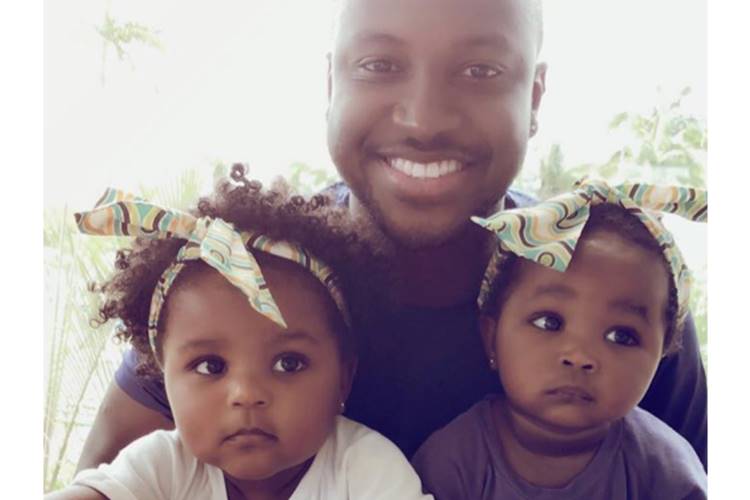 Thiaguinho se derrete por afilhadas e fãs pedem filho ao cantor