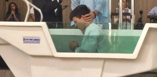 Thomaz Costa é batizado/Instagram