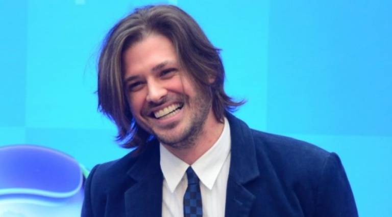 Dado Dolabella recebe geladeira da família na prisão