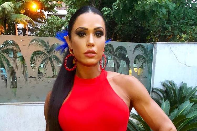 Gracyanne Barbosa aposta em look ousado em Premiação de Carnaval