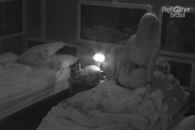 jessica BBB18 - Jéssica em cima de Lucas - Reprodução/TV Globo