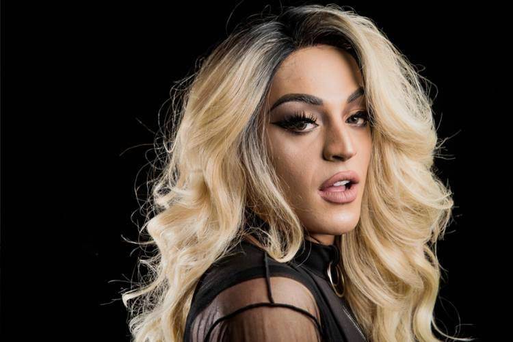 Pabllo Vittar deixa peito à mostra em foto