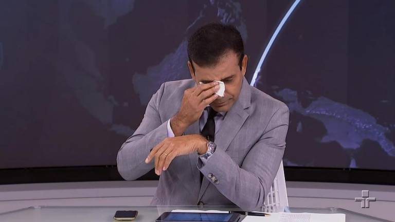 Apresentador chora ao se despedir de telejornal