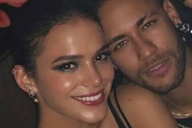 De muletas, Neymar curte aniversário da irmã com Bruna Marquezine/Instagram