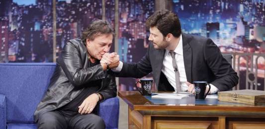 Danilo Gentili faz uma confissão para Fábio Jr. no 'The Noite' (Gabriel Cardoso/SBT)