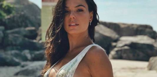 De biquíni, Isis Valverde arranca suspiros dos internautas/Instagram