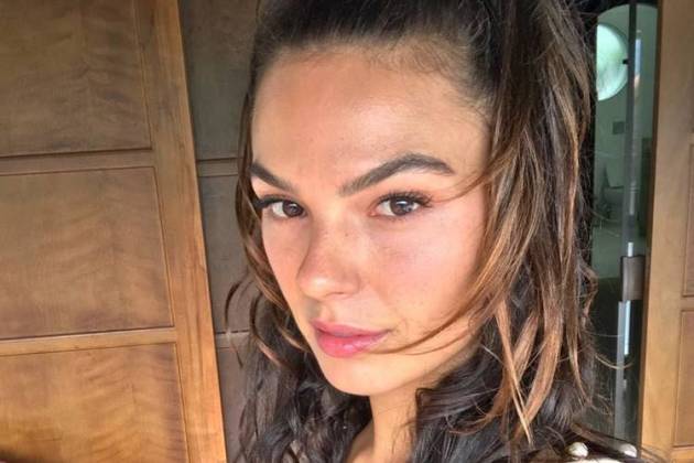 Isis Valverde mostra corpão em posição de ioga/Instagram