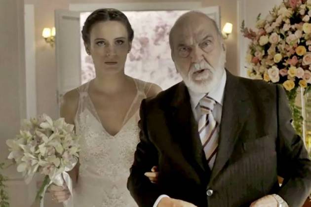 O Outro Lado do Paraíso: Clara chega ao seu casamento após achar foto misteriosa (Reprodução/TV Globo)