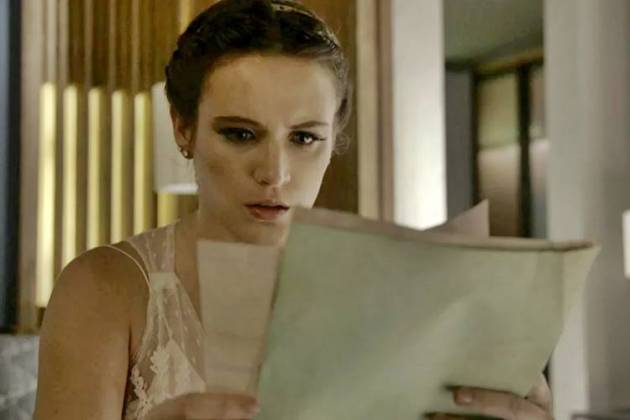 O Outro Lado do Paraíso - Clara O Outro Lado do Paraíso - Clara fica chocada ao encontrar foto comprometedora (Reprodução/TV Globo)