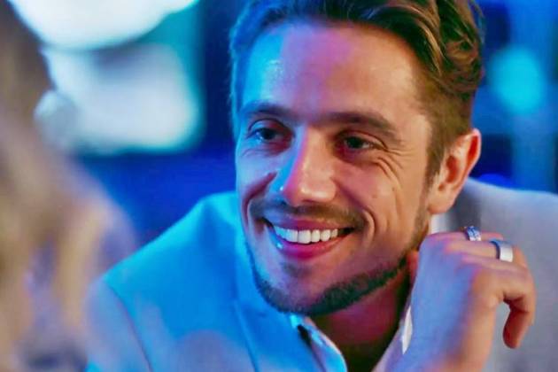 O Outro Lado do Paraíso: Fabiana recebe proposta de Renato (Reprodução/TV Globo)