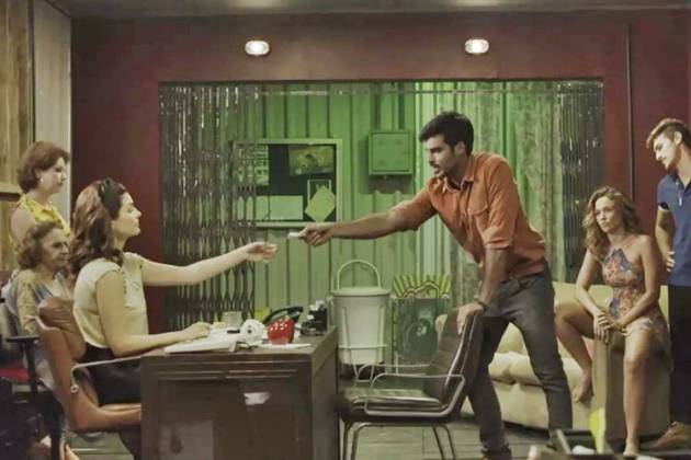 O Outro Lado do Paraiso - Xodó paga a divida de Cleo no bordel (Reprodução/TV Globo)