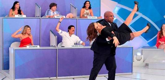 Mara Maravilha sendo retirada por segurança-Reprodução/SBT