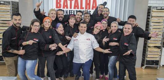Buddy com os participantes (Edu Moraes/Record TV)